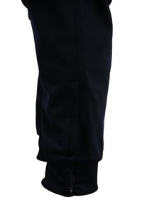 Navyblaue Jogginghosen aus strukturiertem Material mit einem Reißverschluss am Knöchel und seitlichen Taschen für praktische Nutzung.