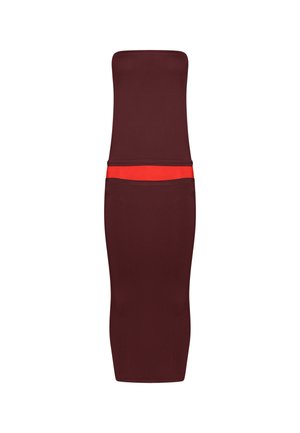 Burgundy off-shoulder klänning med en figurnära silhuett. Har ett kontrasterande röd horisontell band vid midjan. Slät struktur. Knälång.