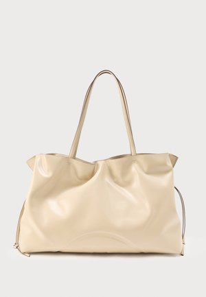 Μεγάλη μαλακή μπεζ δερμάτινη τσάντα ώμου με δύο μακριές λαβές και ελαφρώς χαλαρή μορφή σε απλό φόντο.