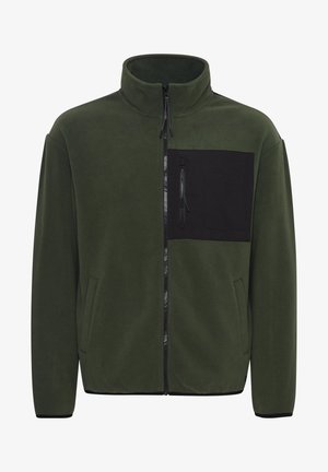 Grüne Fleece-Jacke mit Reißverschluss, schwarzem Brusttasche, Seitentaschen und hohem Kragen. Hat eine glatte Textur und ein minimalistisches Design.