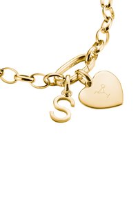 Goldfarbene Kettenarmband mit verbundenen ovalen und runden Gliedern, einem herzförmigen Anhänger und einem Anhänger mit dem Buchstaben "S". Glatte Oberfläche.