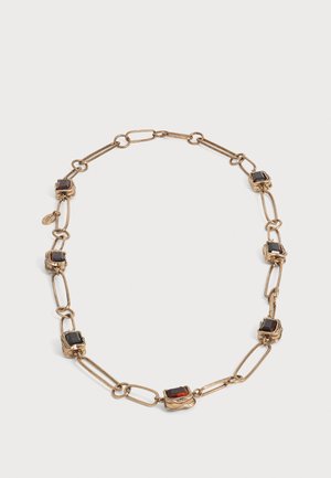 Collier délicat en chaîne d'or avec sept pierres précieuses rectangulaires rouge foncé, espacées uniformément le long de maillons ovales allongés.
