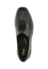 Zapato negro de cuero tipo slip-on con superficie lisa, punta redonda y acentos cosidos. El interior cuenta con "Contour Cushion" para mayor comodidad.