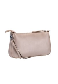 Borsa a pochette in pelle beige con una texture liscia, dotata di una tracolla in catena argentata e chiusura a zip. Forma arrotondata con dettagli di cucitura discreti.