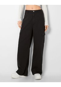 Mustat leveälahkeiset cargo-housut korkealla vyötäröllä, joissa on kaksi sivutaskua, nappisulku ja sileä kangasrakennus.