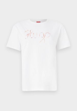 Biela bavlnená tričko s kurzívou, lesklým ružovo-zlatým logom "Hugo" na prednej strane. Štandardný okrúhly výstrih a krátke rukávy.