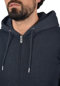 Felpa con zip navy dal tocco morbido, concordinato da un cappuccio e zip metallica. Caratterizzata da un design semplice, senza motivi né ulteriori dettagli.