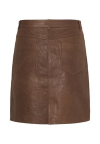 Jupe en cuir marron avec une texture lisse, deux poches arrière et un design ajusté. Présente une taille mi-haute et des coutures minimalistes.