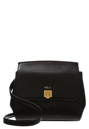 Czarna skórzana torba na ramię z złotą klamrą i wytłoczonymi inicjałami "RLL" na przednim klapie. Regulowany pasek.
