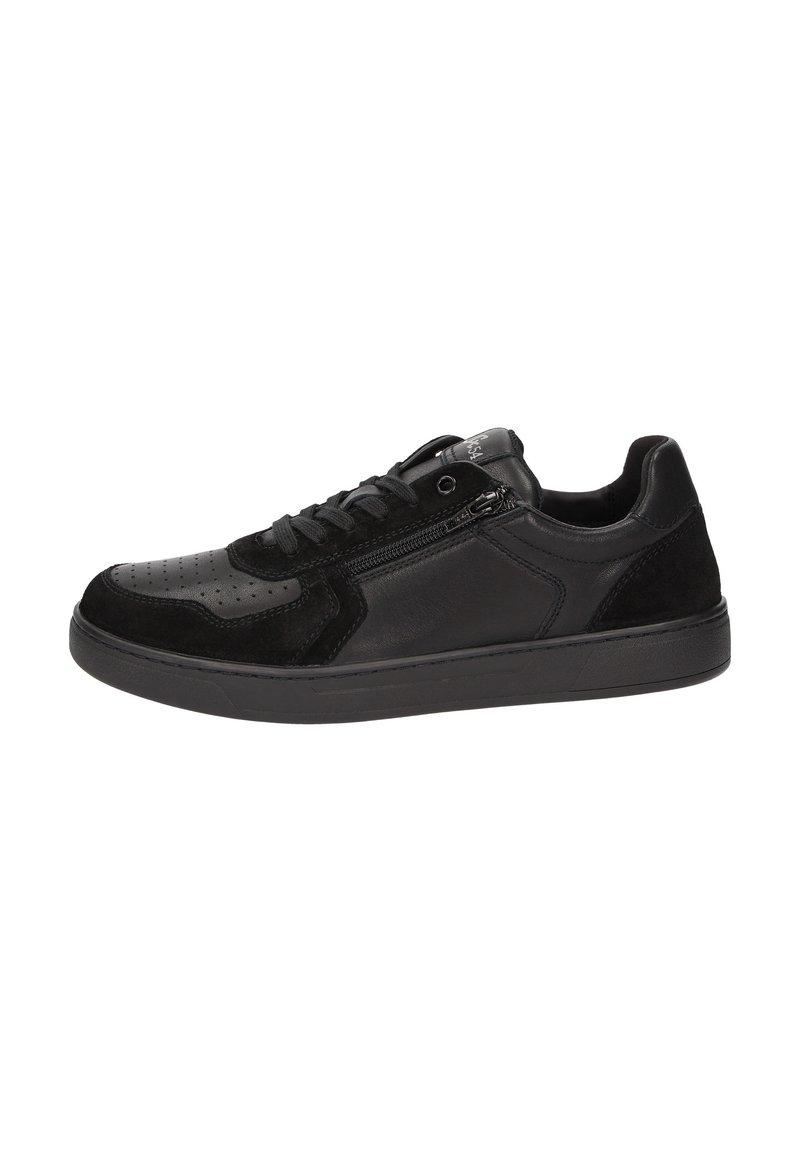 Schwarze Sneakers aus Leder und Wildleder mit einer glatten текстур. Merkmale sind perforierte Details und ein Seitenreißverschluss für einfachen Zugang.