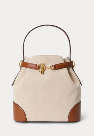 Beige stofspandtas med brune læderkanter, guldtonet lukning og enkelt brunt læderhåndtag mod hvid baggrund.