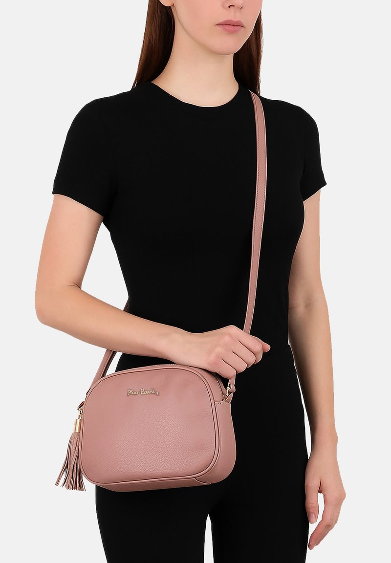 Borsa a tracolla in pelle rosa con un design elegante, hardware dorato e un dettaglio a frangia. Cinghia regolabile e chiusura a zip. Texture liscia.