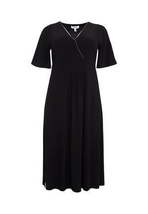 Sort midikjole med korte ærmer, V-hals med diskret hvid kant og detaljeret taljesamling.