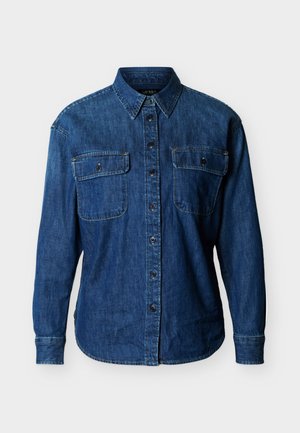 Tumesinine teksapikkade varrukatega särk, millel on eest nööbid ja kaks klapiga rinnataskut nööpidega, esitletud ühevärvilisel heledal taustal.