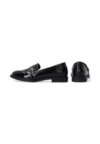 Zwarte lakleren loafers met een ronde neus, platte hak, decoratieve band en een zilveren accentdetail aan de zijkant.