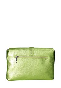 Pochette metallica verde con una superficie liscia, dotata di un pattina superiore, una tasca frontale con zip e un design semplice.