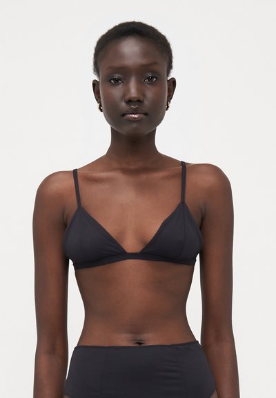 Musta kolmion muotoinen bikini yläosa, jossa on ohuet hihnat ja minimalistinen muotoilu, valmistettu sileästä kankaasta, jossa on matta pinta.