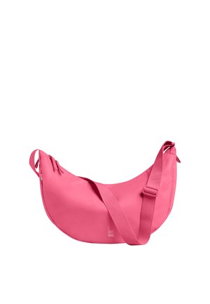 Borsa a tracolla rosa a forma di mezzaluna con tracolla regolabile e chiusura con cerniera, con piccolo logo "Got Bag" sul davanti.