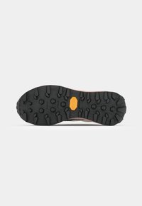Zwarte rubberen buitenzool met een gestructureerd grippatroon, met in het midden een oranje Vibram-logo. Duurzame constructie voor grip en stabiliteit.