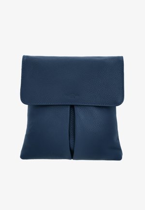 Marineblauw leren tasje met een gevouwen klepsluiting en zichtbare stiksels, met een zachte, korrelige textuur.