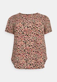 Camiseta floral de mangas cortas, fondo negro, patrón de pequeñas flores en rosa y blanco, cuello redondo, tejido suave, corte relajado.