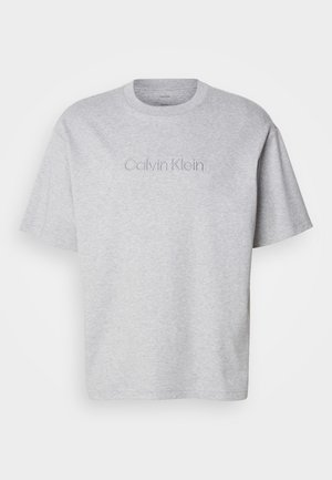 Szara bawełniana koszulka z krótkim rękawem, z okrągłym dekoltem i wyszywanym logiem "Calvin Klein" z przodu w subtelnym kolorze.