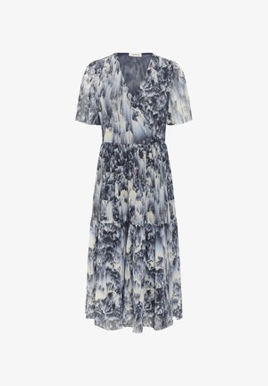 Tiskované šaty s překládaným designem v modrých a bílých odstínech; mají výstřih do V, krátké rukávy a sukni s tiered designem v tekoucí textuře.