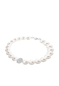 Collier de perles avec un pendentif en argent texturé en forme de cœur et un fermoir en argent sur fond blanc.