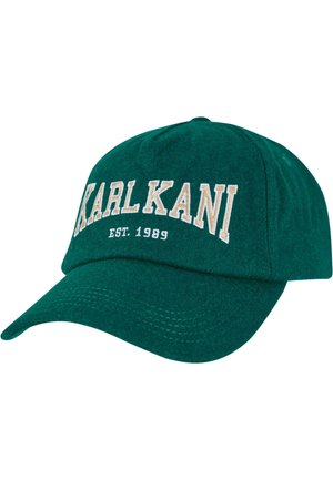 Grüner Filzhut mit gebogenem Schirm, auf dem der Markenname "KARL KANI" in weißer Stickerei und das Gründungsjahr "EST. 1989" darunter zu sehen sind.