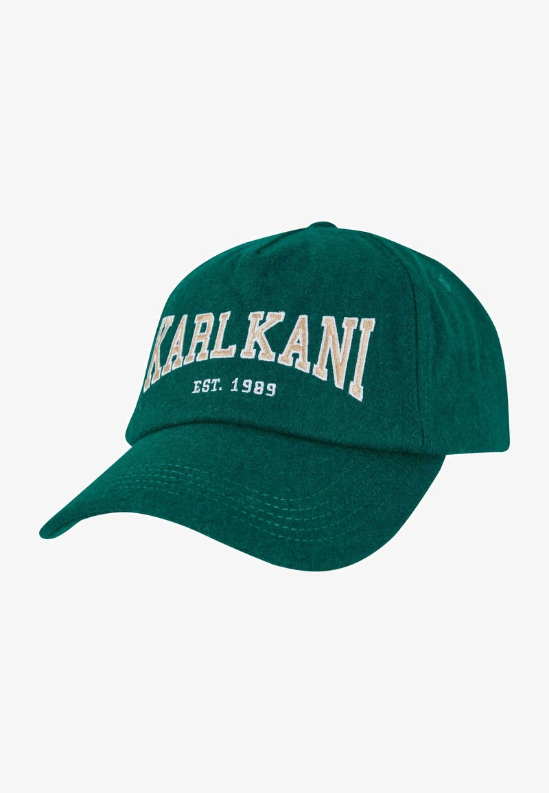 Zelena filcasta kapa s zakrivljenim šiltom, na kateri je v belem vezenju zapisano ime blagovne znamke "KARL KANI" in spodaj leto ustanovitve "EST. 1989".