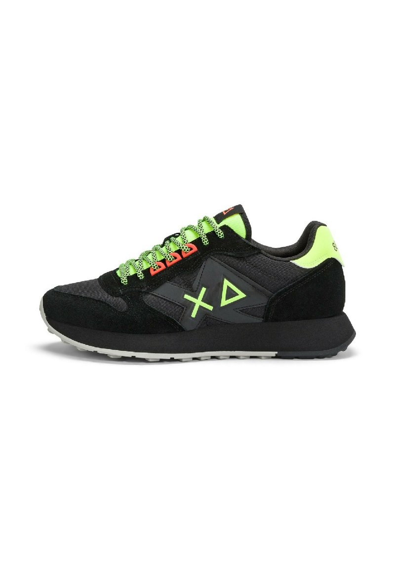 Zapatillas deportivas negras con una parte superior de material mixto, que presentan cordones y acentos en verde neón, un logo gris y una suela texturizada.