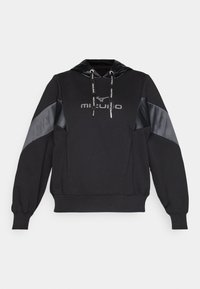 Svart hettegenser med en strukturert design, som har blanke svarte detaljer, en hette med snor og et frontlogo. Myk tekstur med ribbestrikkede mansjetter.