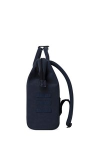 Zaino impermeabile blu navy dal design elegante, dotato di tre strisce orizzontali in webbing, una maniglia superiore e spallacci imbottiti.