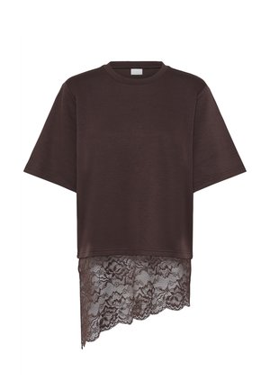 Braunes kurzärmeliges Oberteil mit rundem Ausschnitt und asymmetrischem Saum mit floraler Spitzenverzierung auf der rechten Seite.