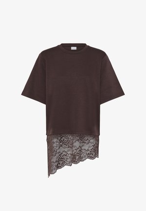 Top marrón de manga corta con cuello redondo y bajo asimétrico con ribete de encaje floral en el lado derecho.