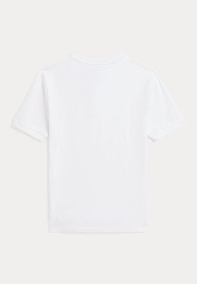 Λευκό κοντομάνικο μπλουζάκι με στρογγυλή λαιμόκοψη. Φτιαγμένο από απαλό βαμβακερό ύφασμα, με απλό σχέδιο και χωρίς ορατές ετικέτες ή μοτίβα.