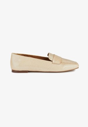 Mocassin plat beige texturé avec bout pointu et bride horizontale sur le dessus, vu de l'extérieur.