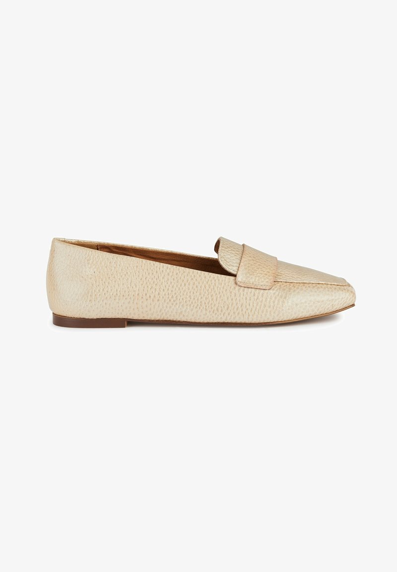 Mocassin plat beige texturé avec bout pointu et bride horizontale sur le dessus, vu de l'extérieur.