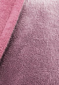 Weiches Frottee-Handtuchset in einem Farbverlauf von Rosa zu Lavendel; strukturierte Oberfläche mit Schlaufenfasern; genähte Kanten für Haltbarkeit.