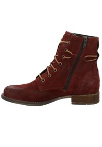Bottines en suede rouge avec des lacets à l'avant, une fermeture éclair sur le côté, un bout rond et un petit talon en bois. Présente des lacets et des détails de couture beige contrastants.