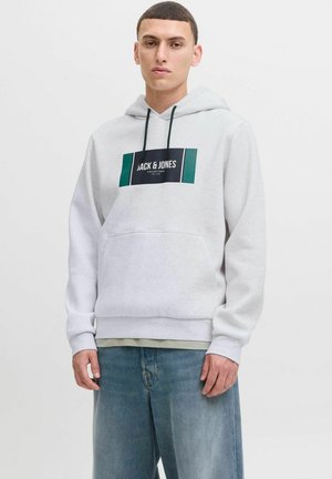 Grå hættebluse med en front kangaroo lomme, med sort og grøn logo tryk. Blødt stof, lange ærmer, ribbede mansjetter.