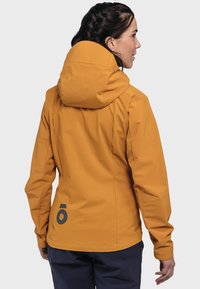 Gelbe wasserfeste Jacke aus strukturiertem Stoff, mit Kapuze und einem grauen Logo, das auf dem unteren Rücken aufgedruckt ist.