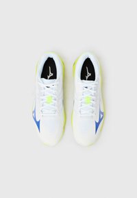 Λευκά αθλητικά παπούτσια με υφή διχτυωτού επάνω μέρους, μπλε λεπτομέρειες, φλούο κίτρινη σόλα και μαύρα εσωτερικά τακούνια με λογότυπο. Σχέδιο με κορδόνια.