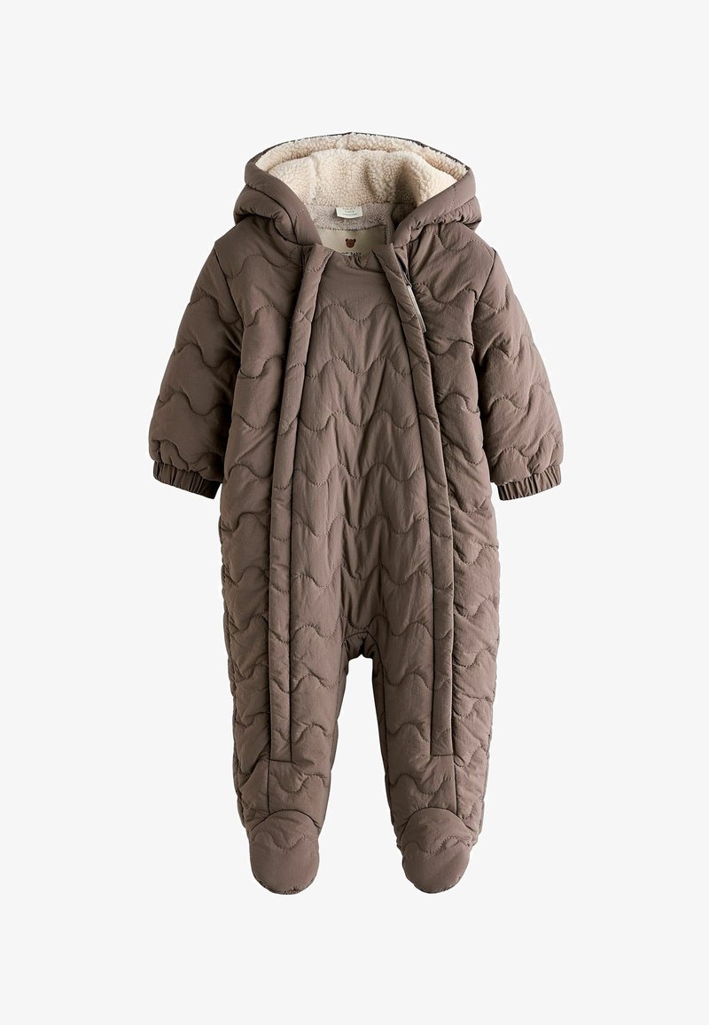 Combinaison de neige matelassée pour bébé de couleur marron avec capuche, poignets élastiques, couvre-pieds et doublure sherpa à l'intérieur de la capuche.