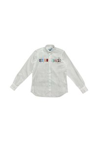 Camisa blanca de manga larga con botones que presenta letras gráficas multicolores que deletrean "HARMONI" en el pecho y un pequeño logo en el cuello.