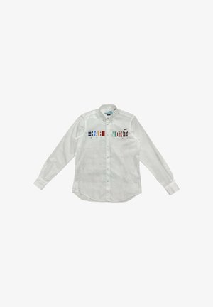 Weißes langärmliges Hemd mit Knöpfen, das mehrfarbige grafische Buchstaben zeigt, die "HARMONI" über die Brust schreiben, sowie ein kleines Logo am Kragen.