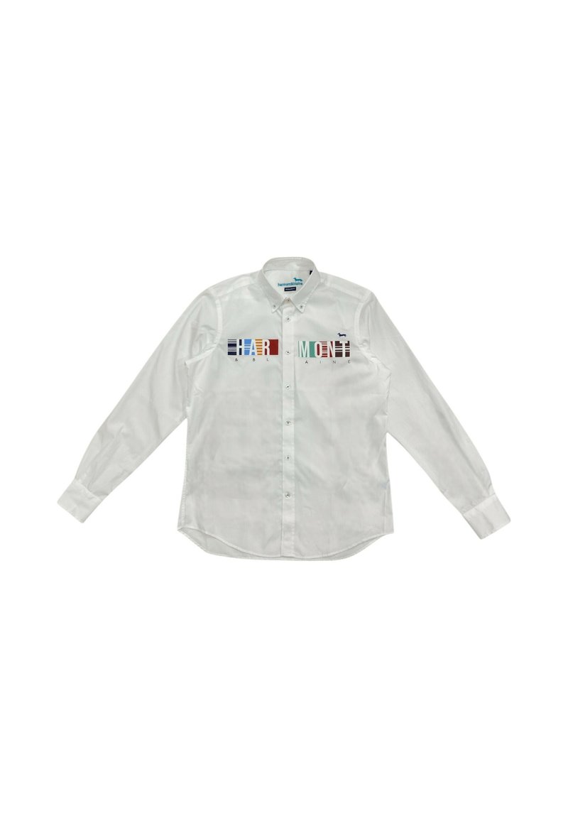 Camisa blanca de manga larga con botones que presenta letras gráficas multicolores que deletrean "HARMONI" en el pecho y un pequeño logo en el cuello.