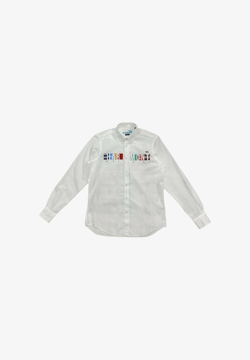 Camisa blanca de manga larga con botones que presenta letras gráficas multicolores que deletrean "HARMONI" en el pecho y un pequeño logo en el cuello.