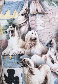 Tessuto a fantasia con diversi cani afgani in varie pose. Lo sfondo include colori tenui e texture simili a quelle di un quilt.