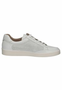 Baskets en cuir blanc avec un côté texturé à motif en chevron, fermeture à lacets et semelle plate en caoutchouc. Design minimaliste dans l'ensemble.